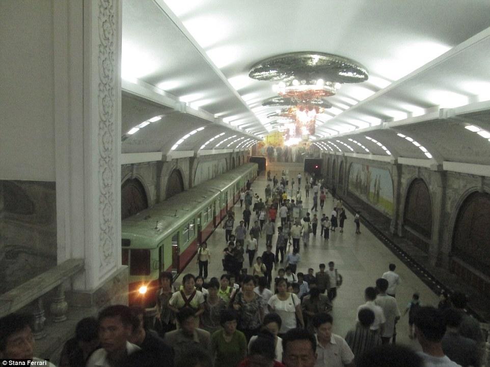 平壤地铁是世界上最深的地铁之一，同时也作为战时的防空洞来备用。摄影师注意到，当地人似乎刻意无视外国人群。