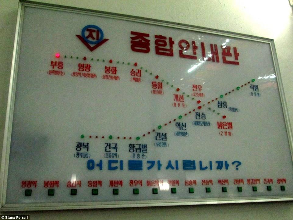 而且令人颇感诧异的是，地铁上的车站并不是根据位置地点来命名，而是用了朝鲜革命的主题。地铁通道里的一块闪烁的电子告示牌将车站一一显示在上面，两条线路纵横交错相交于同一站点。