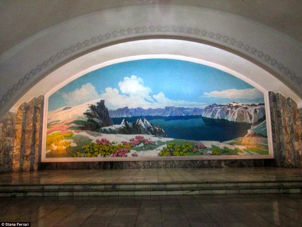 地铁里随处可见画着朝鲜领导人的社会主义画作和镶嵌图案，娓娓道来这个国家的光辉历史和胜利过往。