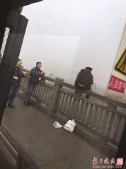 轻生女坐上大桥栏杆 好心人一把抱下她
