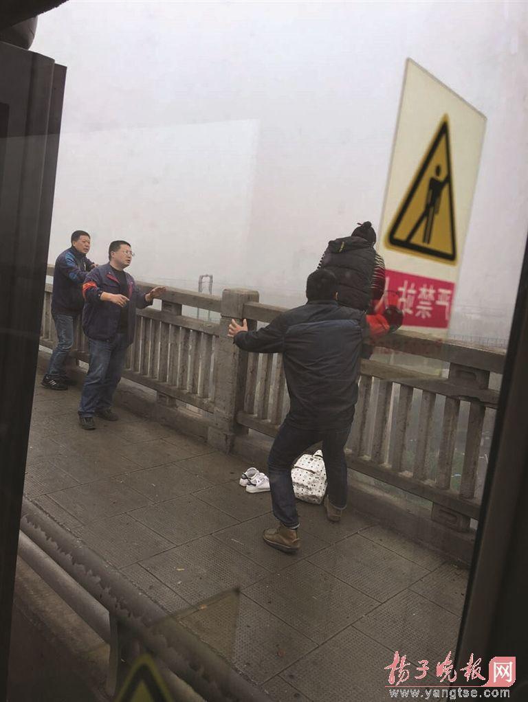 “从停车到开门救人，再到回到车上，这位司机只用了短短一分钟的时间，实在太让人感动了。”一位乘客告诉记者。而两名公交司机和一名乘客勇救欲跳桥女子的过程，不仅被两辆公交车的乘客目睹，D2路公交车上的乘客高小姐，更是用手机将这一画面记录了下来，并转发给了扬子公交的官微。