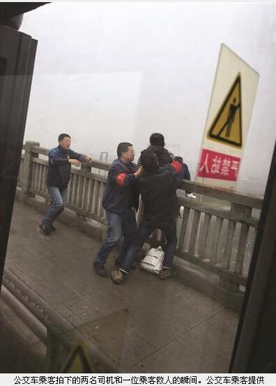 救人后，大桥的交警也赶了过来，通知铁路民警前来处理。据警方介绍，轻生女子是重庆人，因为家庭情感纠纷想不开，才到大桥来想轻生，目前经过劝说，女子为自己的行为感到后悔。她的亲人也赶到了派出所，对参与救人的好心人表示了感谢。