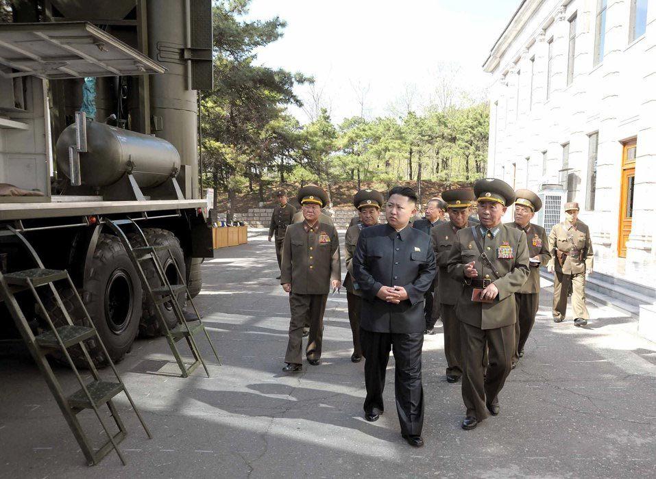 KN-06最早的公开亮相是2012年，金正恩视察朝鲜空军时，注意这张照片背景起竖状态的导弹