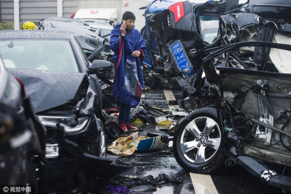 现场部分图片和视频显示，事故现场有小轿车、吉普车、面包车、长途大巴等多种车型20余辆车撞成一团，多辆轿车前、后部均已被完全撞击变形，车窗破碎。