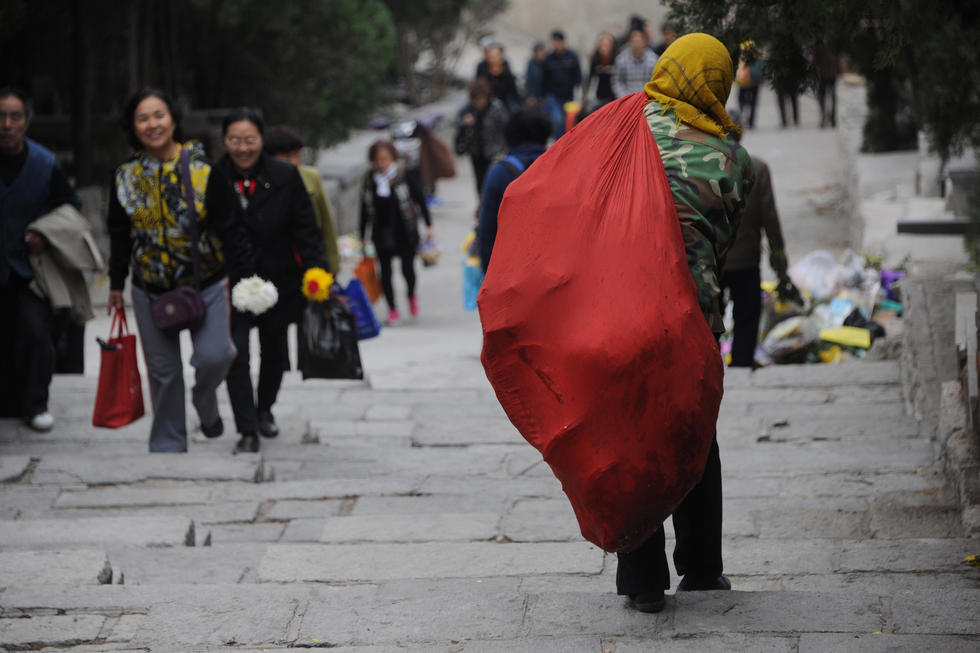 　　据了解，他们不仅要在墓地里捡扫墓家属扔的垃圾，还要背着麻袋爬山将大量垃圾背下山。王大妈说：“每天要从山上扛60袋垃圾，一袋重达70斤，也就是一天总共要背4000余斤垃圾下山，节后大概要清理垃圾一个星期。” 不少市民称，为了让墓地清洁工节假日减轻工作量，可以用环保的形式祭奠亲人。