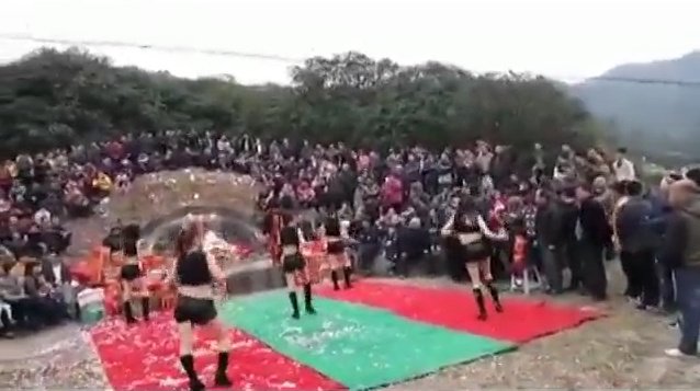　　近日，广东汕尾出现了一群美女劲舞拜祭祖先，视频被发到网上后，引起网友广泛热议。