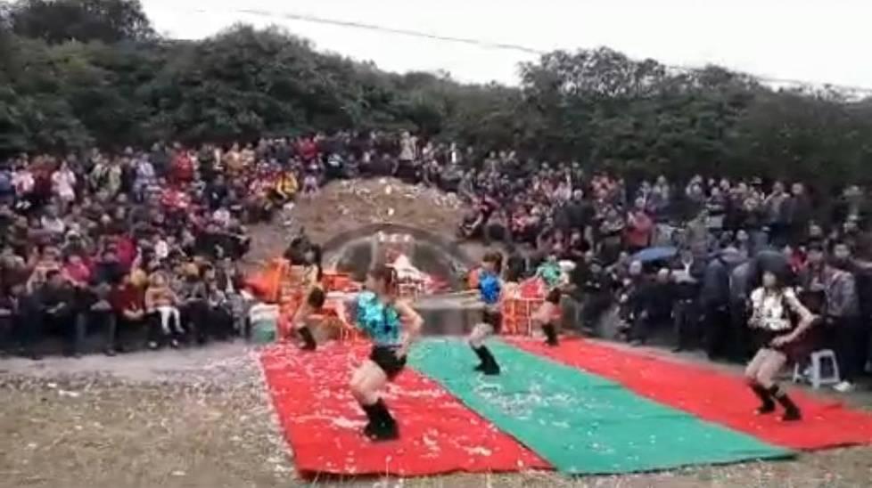 　　对于美女劲舞拜祭祖先，有网友戏称这是“坟头蹦迪”，更有人直斥这是伤风败俗。