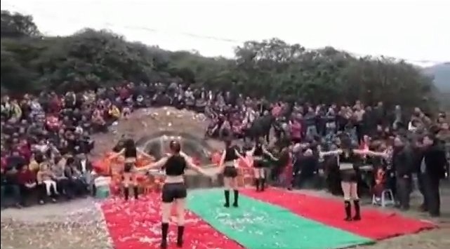 　　有人在网上贴出多张图片，只见数名女子随着劲爆的音乐扭动腰肢，与清明肃穆的气氛实在不搭。