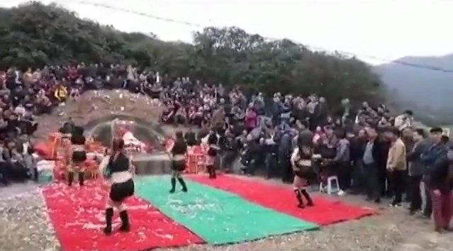 　　图为在坟头跳劲舞的女子。