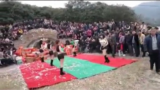 　　图为在坟头跳劲舞的女子。
