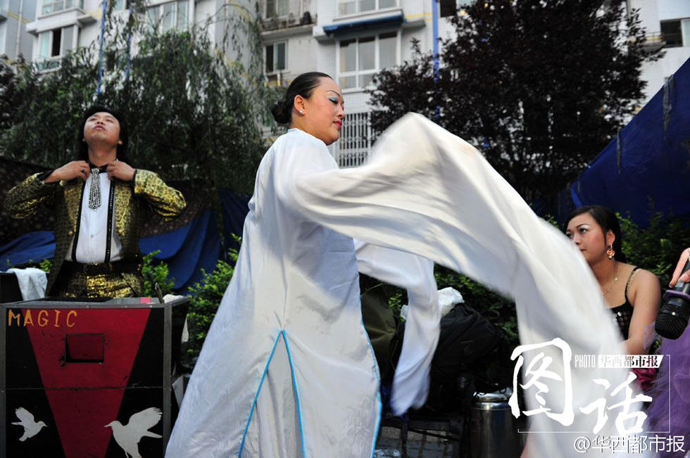 　　“哭丧，要带入真情实感，才有感染力。”金桂花说，哭丧并非人们所想象那般容易，也是有很多讲究的。哭的情况大概分三种：有泪有声谓之“哭”、有泪无声谓之“泣”、无泪有声谓之“嚎”。哭丧内容主要分为三部分：一是死者生前抚养子女的艰辛，二是表达子女的伤心悲痛，三是祝愿死者一路走好，并保佑子孙后代。然而，由于在烟熏火燎中长期流泪，金桂花曾经几乎“哭瞎”了。2010年前后，她的视力明显下降，成了深度近视，不得不去医院进行了手术。手术后虽有好转，但是视力再也不如从前。