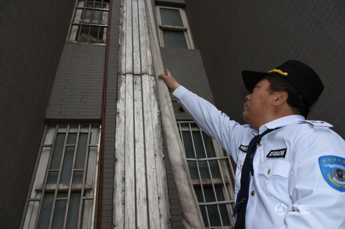　　未来路巡防队员说，燕庄村民以前都是以种地为生，勤劳惯了。如今变成居民，还有点不习惯，看到有空地，觉得可惜，总想种点什么。一是习惯，二是锻炼身体，其实家家户户都不缺吃喝，种的菜也不是为了省钱。在小区地下室，有不少消防管，被丢弃在一旁，每根消防管都没有接头。“这些消防管都没有接头，铝合金接头在居民入住前就被偷盗一空了，要想全部换新的，还需要很大一笔资金。”一名物业工作人员说。对于居民自己开垦小菜园一事，很多居民表示：与其让地荒废，不如种点花草蔬菜，同样可以美化小区环境。