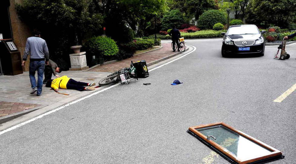 　　下午2点，记者赶到事发现场看到，附近已被拉起几道警戒线，小区8栋门前躺着一名身穿外卖工服的死者，地面流着不少鲜血，还有一扇玻璃窗户，一辆电动车倒在一旁，后座上有某外卖公司的饭盒。