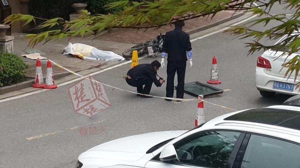 　　面对突如其来的惨剧，死者家属悲痛欲绝，难以接受。死者堂妹王女士介绍，堂姐姓王，河南人，今年45岁，才送外卖一个月。家属质疑楼上明明有人装修，物业公司为何不在楼下设置安全提示，防止意外发生。