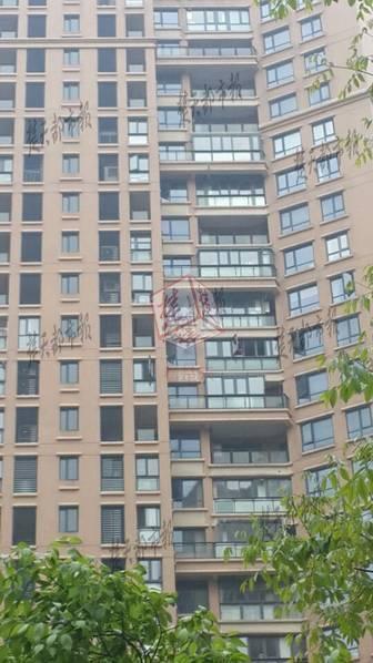 　　小区物业工作人员向家属介绍，事发后，他们排查发现是21楼一业主家在装修，安装的玻璃窗户从楼上掉下来，砸中了外卖员，两名装修工人和业主已被警方带走。