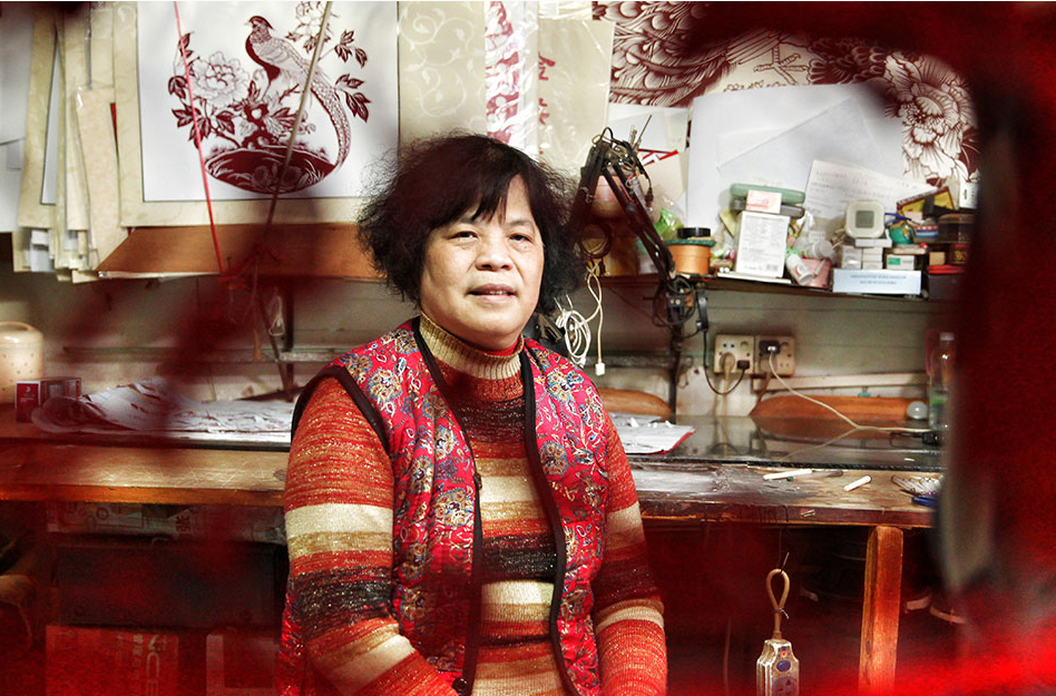 　　李秀枝，原名李笑玲，1956年出生于广州，1岁时得了小儿麻痹症，导致她双腿无法正常站立或行走。即便在家里走动，也得扶着墙，才能一点一点挪动不太使得上劲的腿，而一旦出门，则需要拐杖或轮椅了。