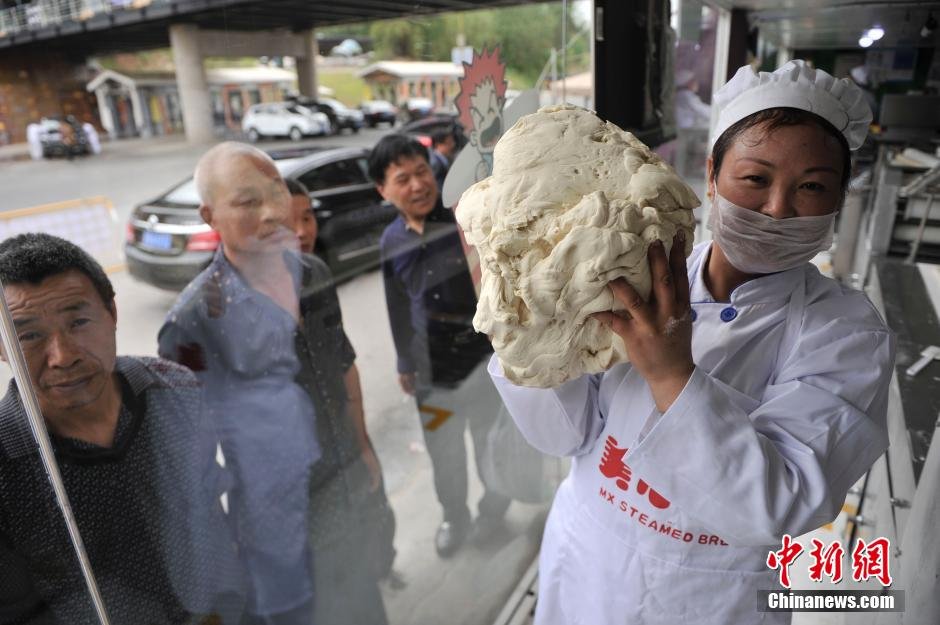 　　每天销售量可达5000多个，节假日游客比较多，销售量可达1万个以上。