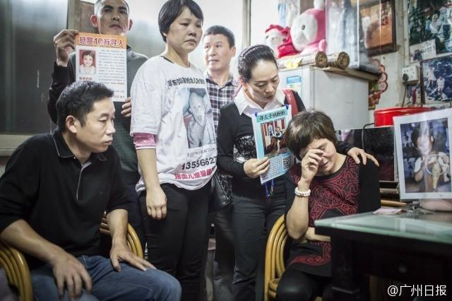 　　2014年底，杨素慧被确诊为肺癌中期。病痛没有让她放弃，反而激起她更加疯狂寻找孩子的决心。大江南北全国各地，只要有一丝一毫线索，她带着药也要只身前往，她要与死神赛跑，在倒下之前找到儿子。然而，命运是残酷的，奔波劳碌让她的病情一再恶化。就在上周，杨素慧被诊断为癌症晚期，癌细胞可能出现骨转移，她的生命或已时日无多。在生命天平即将倾倒的这一刻，她最大的希望依然是，能听儿子再叫一声“妈妈”。