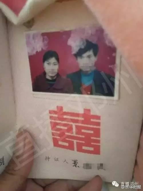 　　照片中被划伤脸部的女子景某向记者讲述了被伤害毁容的过程。景某今年39岁，小学文化，出生于淅川县九重镇。1999年经人介绍与相邻的邓州市九龙镇人丁某结婚，2000年办理结婚手续，生育一女一男，女儿已经16岁，儿子12岁。“夫妻感情破裂是从2013年开始的，”景女士含泪告诉记者，一开始两个人感情非常好，当时丈夫家非常穷，结婚后欠下2万多元债务。图为景某与丈夫的结婚证。