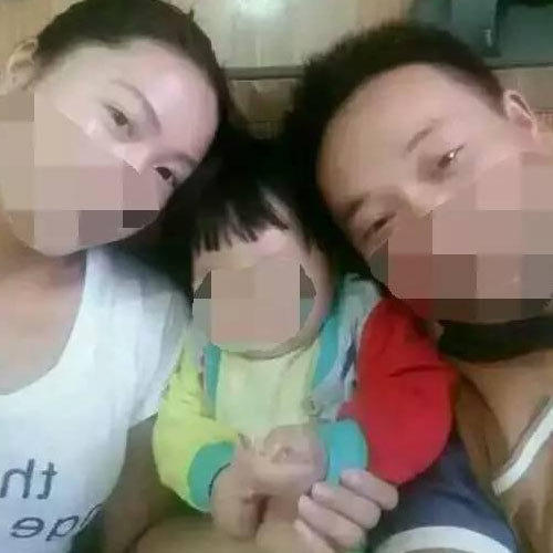 　　当记者问到“网上所晒一男子与一女子亲密照片系何人所为”时，景女士称，网上照片系丈夫与“小三”王某的照片，这是过去女子王某故意将亲密照片发给她，气她让她早日同丈夫离婚。记者按照景女士提供的手机号码打电话、发短信联系她的丈夫丁某，但一直无法接通。记者从邓州市警方获悉，目前当地警方正展开调查，案件正在办理之中。图为网上晒出的景某丈夫与小三私密照片。