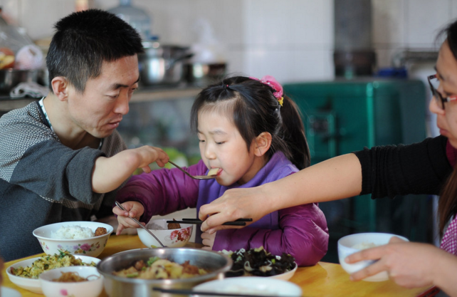 　　2008年，已经有些积蓄的殷彬，认识了同为残疾人的爱人，组成了自己的家庭。后来，浙江、广东的公司邀请他去做平面雕刻和技术指导。南方待了几年，让殷彬大开了眼界。