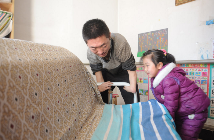 　　2012年，正当殷彬信心满满地实现自己的梦想之时，他活泼可爱的女儿被诊断出患先天性耳蜗畸形、双耳重度耳聋，殷彬变卖了家里所有值钱的物件，甚至变卖了他雕刻的器具和精美作品，四处借钱为女儿成功实施了人工耳蜗植入手术。2015年，女儿又被查出患有先天性心脏病，两次手术后，殷彬欠下了20多万元外债。
