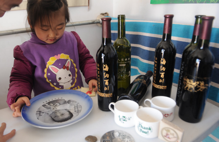 　　殷彬雕刻的作品，女儿都很喜欢，尤其喜欢爸爸用她的照片刻成的艺术瓷盘。