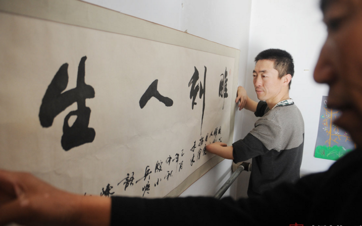 　　殷彬喜欢的人生格言就是“用心雕刻人生，用爱描绘未来”。现在，殷彬拿出自己仅剩的两把刻刀，准备重拾雕刻手艺，再次创业，开一个工作室和网店，他通过朋友圈发起众筹购置机器，希望通过自己的残疾之手雕刻出美丽人生，为妻女撑起一片蓝天。