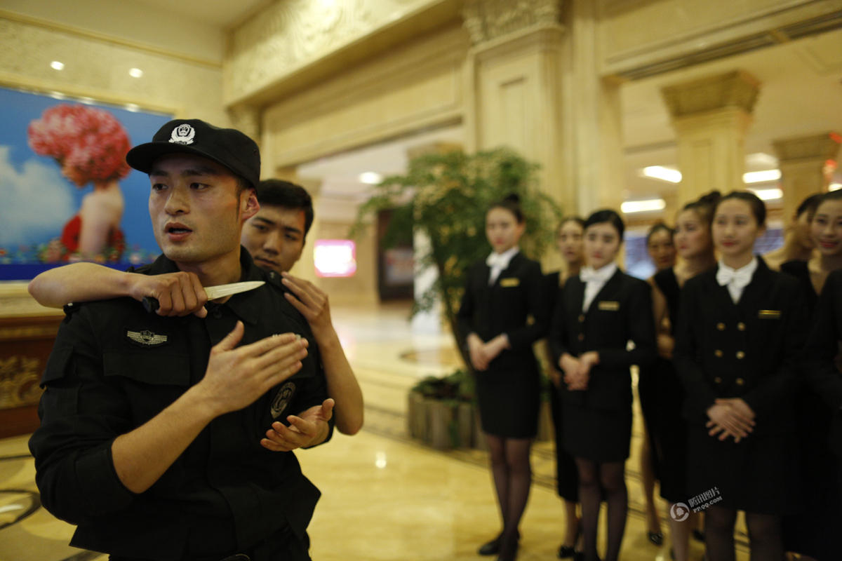　　特警在教授防狼绝技。
