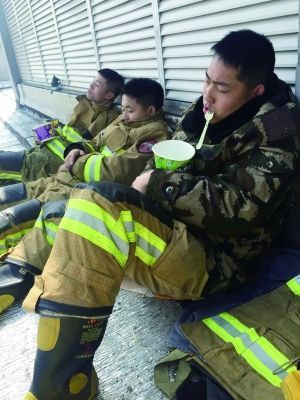 　　近日，常州的一位消防战士“泡面哥”火了：在火灾的救援现场，他嘴衔叉子，手捧泡面，就这么睡着了。这位“泡面哥”名叫郭武警。