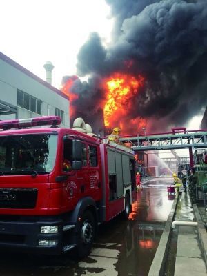 　　在这起火灾中，消防员郭武警嘴衔叉子、手捧泡面睡着的照片流传到网上，被网友们称为“泡面哥”。郭武警的父亲是一名老武警，于是给他起了这个名字。而26岁的他也子承父业，如今是常州消防支队外环路中队一班班长。