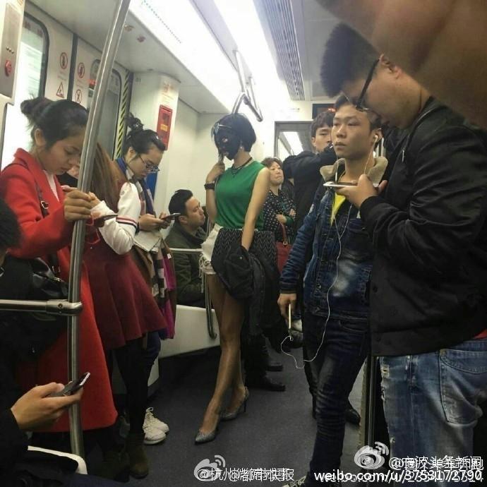 近日，宁波人的朋友圈都被一位“地铁面膜姐”刷了屏。因其连续几日敷着黑色的面膜乘坐地铁、公交车，网友不约而同的称其为“面膜姐”、“奇女子”。