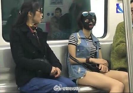 4月7日，不少网友在同个时间，同样几个地点又拍到“面膜姐”（地铁1号线，鼓楼公交站，灵桥西公交站）。这似乎是她每天上班的必经之路。随之，一段随手拍“面膜姐”的短视频也在各大论坛与网站被转发开来。视频中，面膜姐敷着面膜在打瞌睡，坐在旁边的大妈忍不住用宁波话念叨“喔唷，哇灵哈错了，吓我一大跳… 清明才过，面膜不会做做好来啊… 贼噶么宁啦，咋会实体啦…”表示对这个年轻人很不理解。