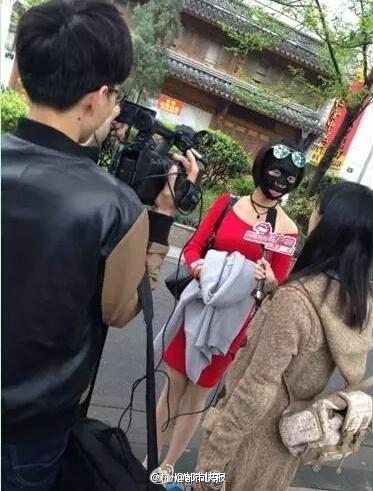 另外，网友质疑，4月6日，从公交站，到地铁，“面膜姐”的身边都有一位红衣女尾随，让人联想到是人为的面膜炒作。Joey笑着说这是她一起上班的同事。