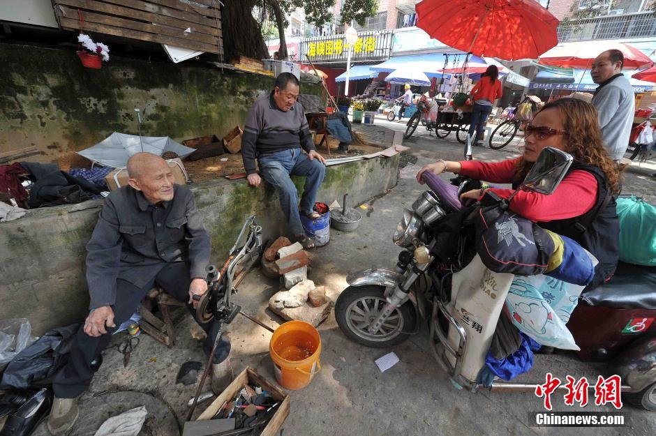 老顾客前来向王老伯咨询鞋子还能不能修。街坊邻居都喜欢到他这修鞋。