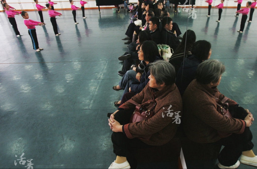　　2007年11月03日，一群6岁左右的小女孩在家长的监督下，参加舞蹈培优训练。67岁的王太婆每到双休时间，都要陪孙女来这里参加舞蹈训练。
