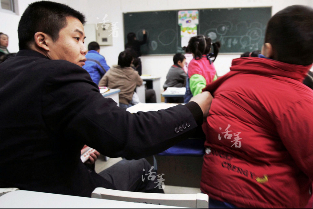 　　2007年12月1日，一名不想听课的小学生被父亲一把拽住。参加课外培训对于那些爱动的孩子来说，确实是个挑战。