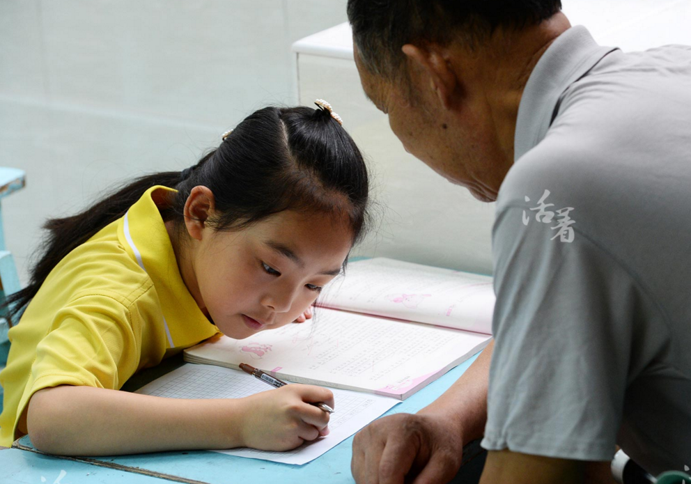 　　2014年7月04日，武汉邬家墩小学，下午放学后，王大爷到教室陪孙女做作业，然后接她回家。王大爷是农村来的，随在武汉打工的儿媳租房子住，因租的房子条件较差，且周围噪音较大，为了不影响孙女学习，大爷只好每天陪孙女做完作业才回家。
