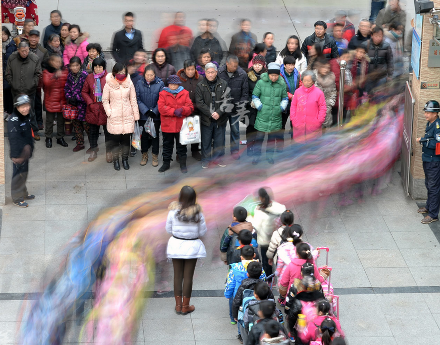 　　2015年12月20日，武汉市万松园路小学，许多家长围在学校的大门前，准备接放学的孩子回家。接孩子的王爹爹介绍，他的孙子今年上小学三年级，每天早上7点30分，他要护送孙子穿过马路去上学，下午4点30分，再接孙子放学回家。3年来风雨无阻。
