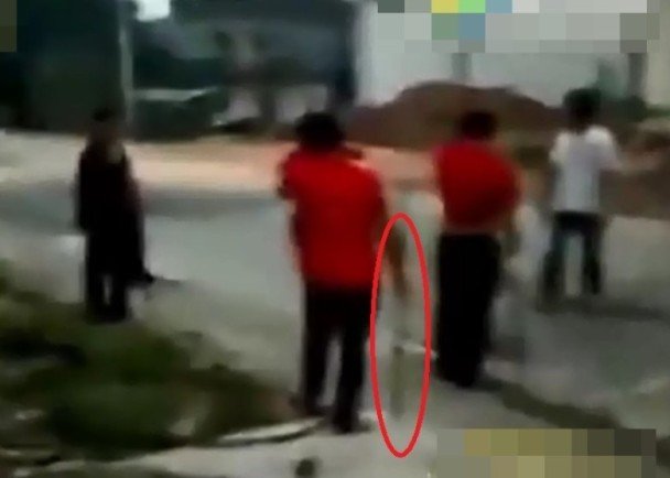 　　当地警员接报赶到现场时，身穿红色衬衣的年轻人仍然手拿刀棍、土制火炮等武器，与另一支迎亲队伍激战