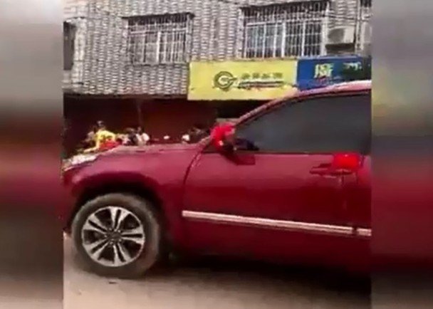 　　现场婚车。