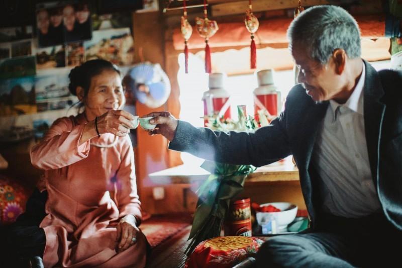 两人很快就决定携手共度余生，他们每天靠回收垃圾养活自己，夫妻俩都觉得平平淡淡过日子就足够，从没想过要举行一场婚礼。
