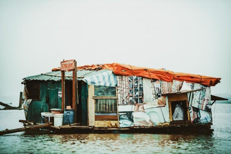 这是他们生活的船屋，这些年来无论经历什么两人都风雨同舟。这一次，这场迟了近半个世纪的婚礼，就在这里举行。