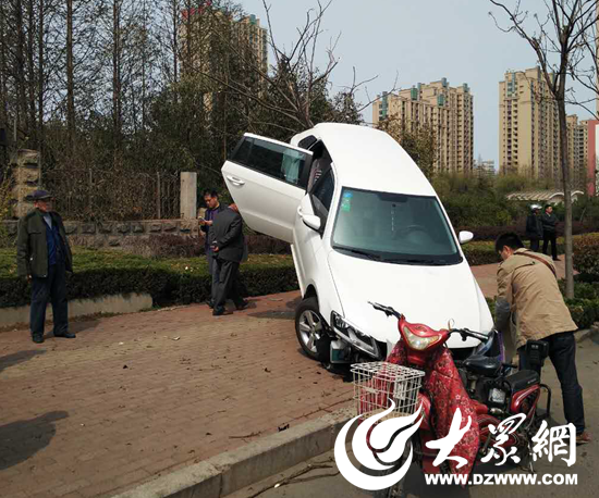 　　目前，事故的具体原因正在进一步调查。图为事发现场。