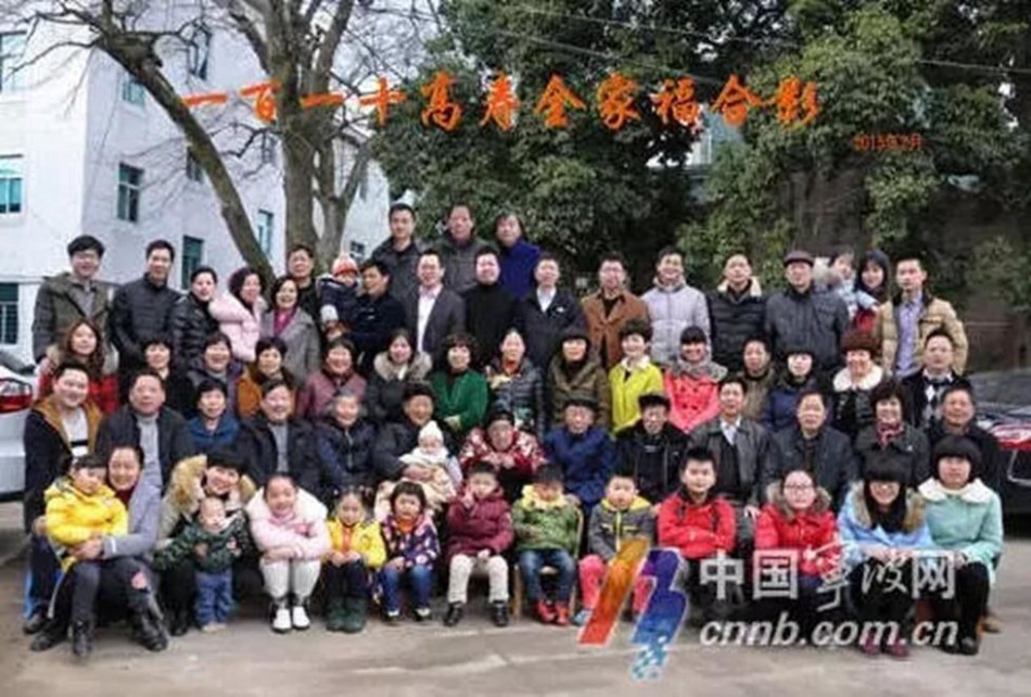 　　老人家住宁海县梅林街道河洪古村，孙子何时耀说：“爷爷去世早，奶奶年轻的时候，勤劳苦干撑起了这个家，村里人都叫她‘石柱’。”她常说，躺着不是享福是受罪。早些年，她一双巧手，能穿针引线，制衣做鞋；一双小脚，能放牛养猪，磨粉担水。后来眼神不好了，就干些简单的手工活。