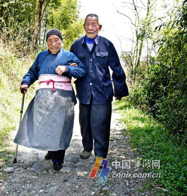 　　朱土花一家已经是五世同堂，老老少少一大家子已经有74人。