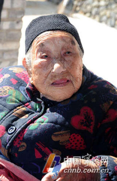 　　这对年龄加起来200多岁的寿星母子，漫步在小村的石子路上成了村里的一景。看看青山绿水，呼吸新鲜空气。