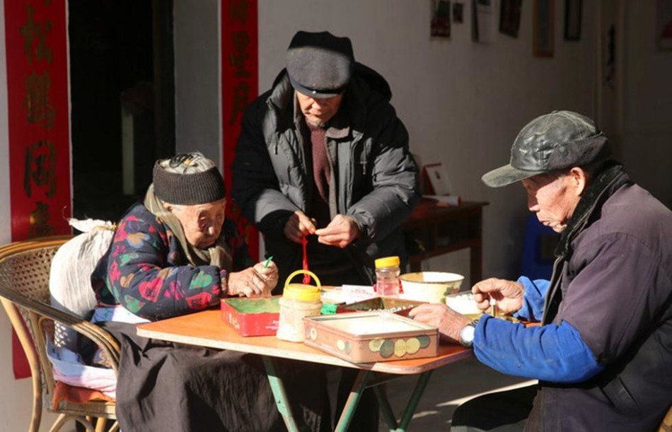 　　朱土花老人为人热情。每逢有客人上门，即使说着她听不懂的普通话，她也会让儿孙在中间当翻译，和大家谈天。老人还有个习惯，每个来看她的小辈，她都会亲自挂上一条象征长寿的红线，再加上一句祝福的吉言。