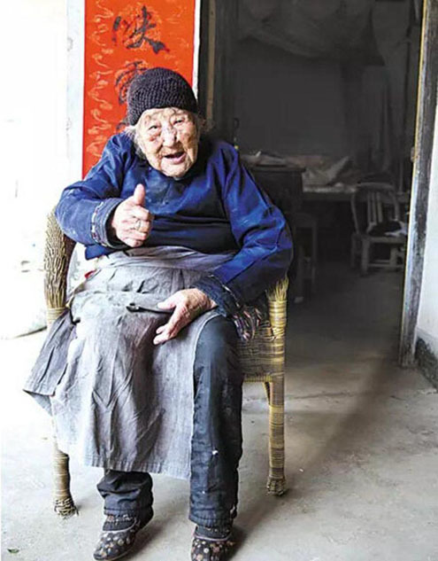 　　近两年，老人腿脚没以前利索，出门少了，但仍坚持在家干些手工活。2016年1月，朱土花老人在家中做手工活。