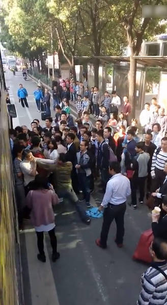 　　图为将老人推到墙边。
